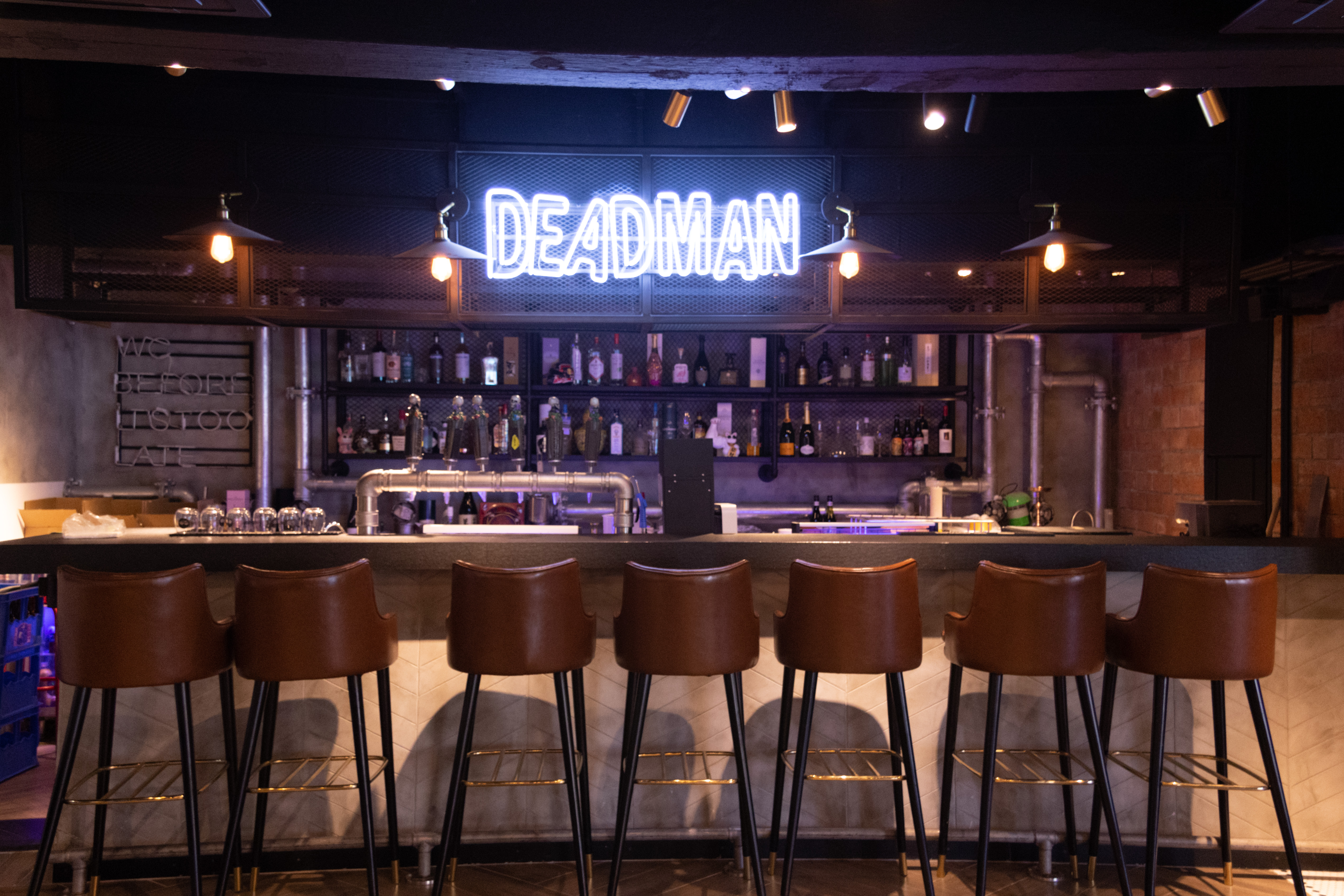 Gather with friends at the Deadman Brewery for an unforgettable evening sampling unique craft beers and enjoying the lively scene until late. Experience brewing magic in Hong Kong!